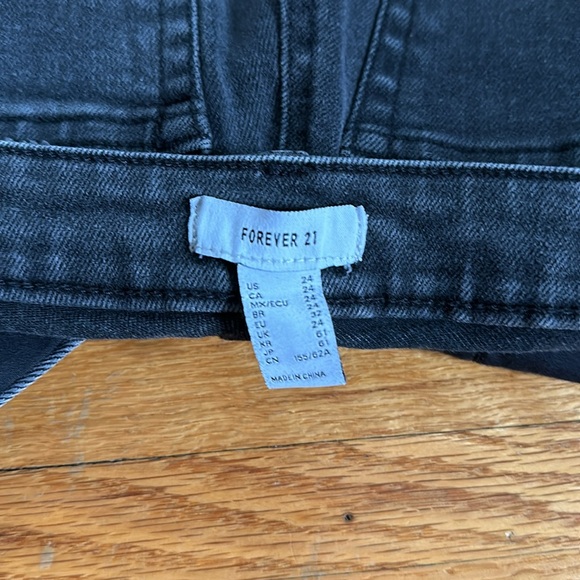 Forever 21 black Jean shorts - Picture 3 of 3